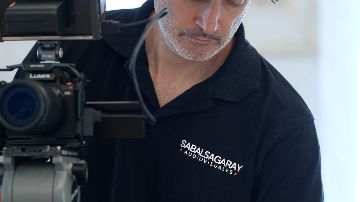 Sebastián Sabalsagaray filmando con su cámara Lumix S5II
