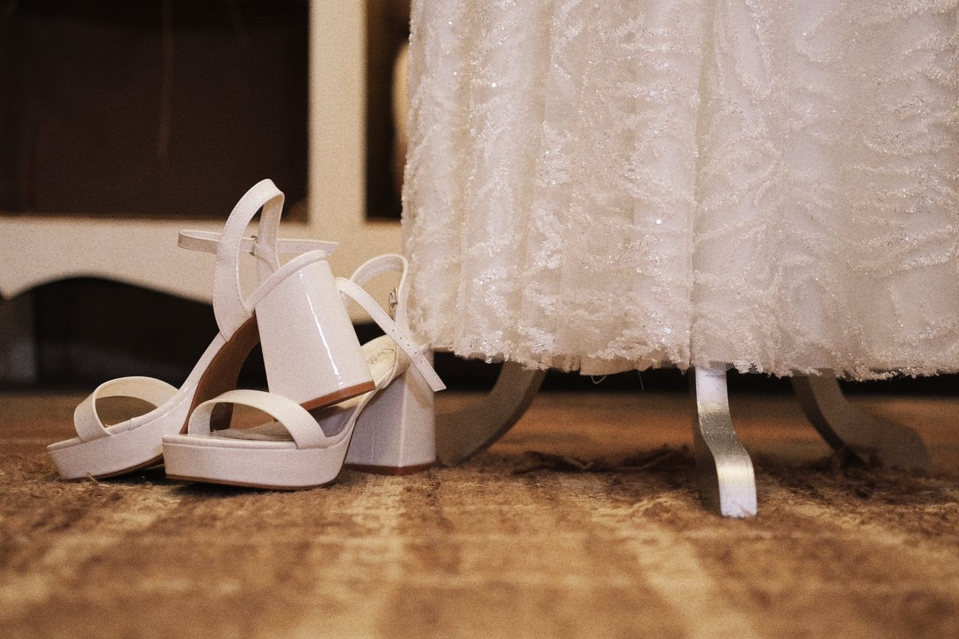 Detalle de calzado y vestido de novia