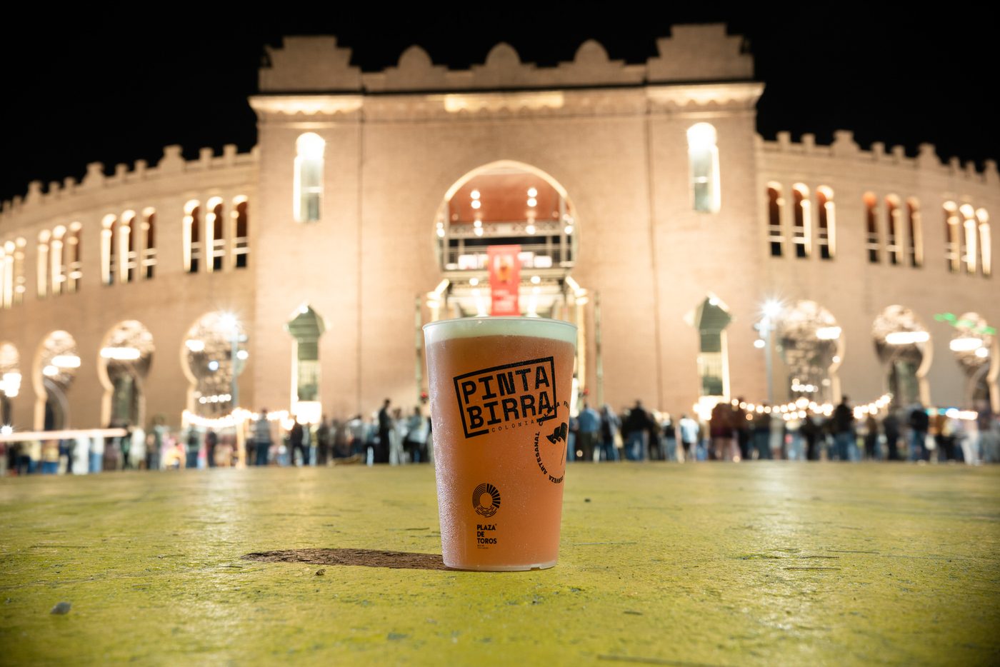 Cobertura nocturna del festival Pinta Birra en la Plaza de Toros