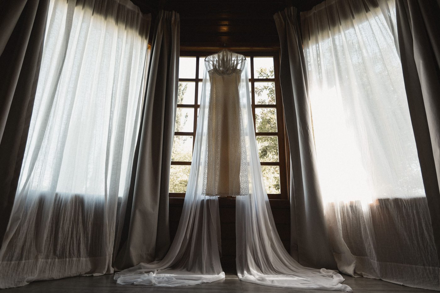 Vestido de novia colgado junto a una ventana