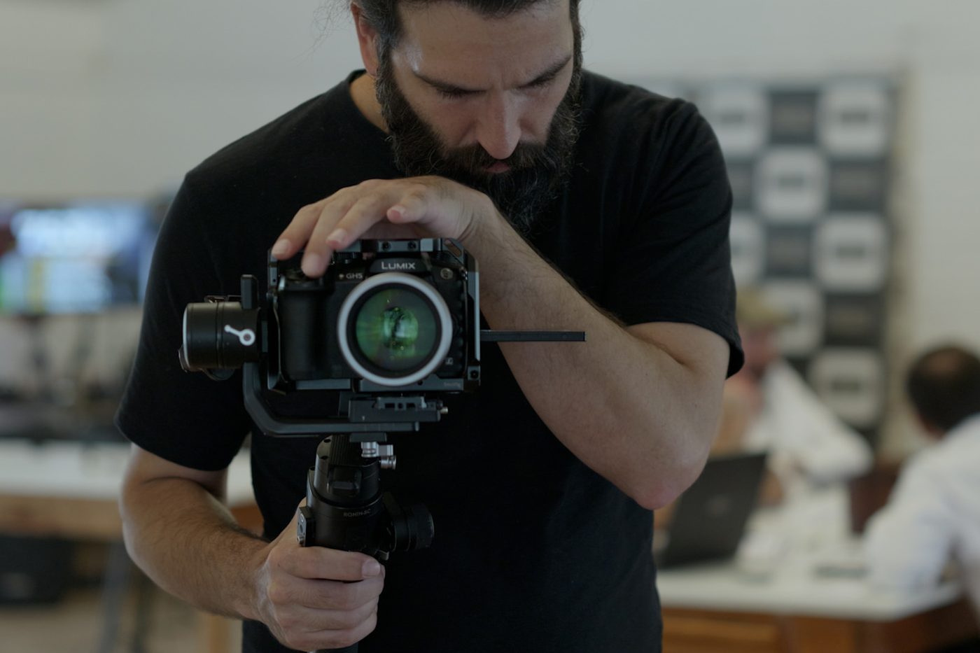 Producción de video corporativo con cámara Lumix en gimbal